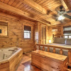 Отель Smoky Mountain Log Cabin: 7 Mi to Gatlinburg!, фото 6