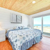 Отель Harmony Beach House, 3 Bedrooms, Sleeps 6, Ocean Front, Large Deck, фото 4