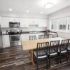 Отель Beautiful South Winnipeg 4 Bdrm 2 Bath Townhouse, фото 10