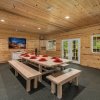 Отель River Road Lodge 7 Bedroom Lodge by NW Comfy Cabins by Redawning, фото 35