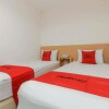 Отель RedDoorz Plus near Galaxy Bekasi в Бекаси