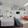 Отель Modern Loft Rooftop Deck Venice Beach Studio Bedroom Apts by RedAwning, фото 8