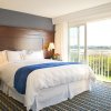 Отель Newport Beach Hotel & Suites в Ньюпорт-Ист