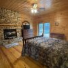 Отель Deluxe log Cabin! Pet and Motorcycle Friendly - Enjoy Nature With Family and Friends! 3 Bedroom Cabi, фото 2