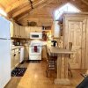 Отель Romantic, pet Friendly Cabin With Private hot Tub, Washer/dryer and Full Kitchen Studio Cabin by Red, фото 5