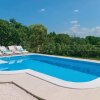 Отель Sunflower House With a Pool and Large Garden, фото 12