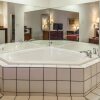 Отель Econo Lodge Inn and Suites, фото 10