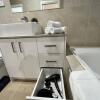 Отель Brand New Modern 2 BR Guesthouse at Airport!, фото 7