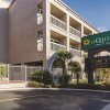 Отель La Quinta Inn & Suites by Wyndham San Francisco Airport West в Милбрэе