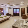Отель Treebo Grand Legacy Elite With Roof Top Cafe, фото 5