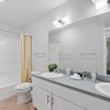 Отель Stylish 1BR Near UT Highland Evonify, фото 29