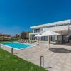 Отель Modern holiday home in Novigrad with swimming pool, фото 5