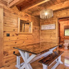 Отель Smoky Mountain Log Cabin: 7 Mi to Gatlinburg!, фото 7