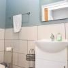 Отель Seaside Cottage Moments From Ryde s Golden Sands Sleeps 4, фото 11