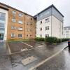 Отель Glasgow Ellerslie Path 2bd Home - Parking в Ренфрю