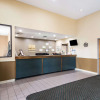 Отель Econo Lodge Inn & Suites East, фото 2