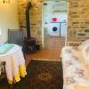 Отель Beautiful Somerset Cottage with garden views. в Брутоне