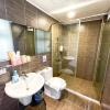 Отель Breeze and Waves Hostel, фото 10