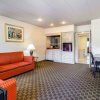 Отель Days Inn & Suites by Wyndham Roseville/Detroit Area, фото 12