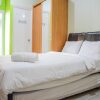 Отель Stylish and Comfortable Studio Green Pramuka Apartment, фото 4