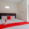 Отель RedDoorz Syariah near GOR Satria 4, фото 4