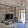 Отель Modern Refurbished Bungalow, Communial Poolwifi, фото 2