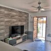 Отель Modern Refurbished Bungalow, Communial Poolwifi, фото 15