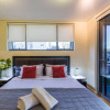 Отель Spacious One Bedder in Sydney’s Hotspot Location, фото 5