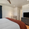 Отель Stone's Throw - Unbeatable Location, Lovely Modern Interior, фото 3