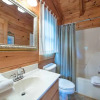 Отель Cozy Bear Lodge 3 Bedroom Home with Hot Tub, фото 4