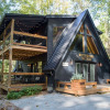 Отель Whispering Waters 1 Bedroom Cabin by Redawning, фото 14