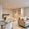 Отель Seven Living Residences Bracknell - Luxurious Chic Apartments - Free Parking в Брекнеле