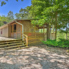 Отель Noteworthy Cabin: Grill, Walk to Beaver Lake!, фото 1