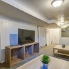 Отель Modern Townhouse w/ Pool Table by Cozysuites, фото 21