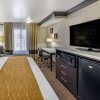Отель Comfort Inn & Suites Near Universal - N. Hollywood - Burbank, фото 23