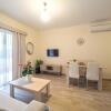 Отель Charmy 2BD Apartment near Mon Repos Beach, фото 5