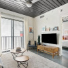 Отель Mid Main Lofts 6424 Cool Designer 1BR Loft Midtown, фото 4