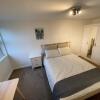 Отель Spacious 2-Bedroom Flat Near Surbiton Station, фото 1