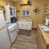 Отель Lazy R Cottages: 5 2 Bedroom Cabin, фото 3