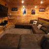 Отель Playhouse Cinema - Four Bedroom Cabin, фото 14