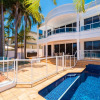 Отель Edgewater on Chevron Waterfront 5 Bedroom Deluxe House Central Surfers, фото 14