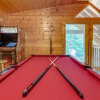 Отель A Mountain Paradise, 2 Bedrooms, Sleeps 6, Pool Access, Hot Tub, Pool Table, фото 3