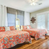 Отель Shorty s Bungalow Dog-friendly w Private Hot Tub, фото 7