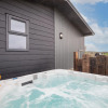 Отель Valley View Lodge - Luxury Lodge Hot Tub Close to Beach, фото 14