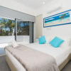 Отель Edgewater on Chevron Waterfront 5 Bedroom Deluxe House Central Surfers, фото 3