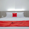 Отель RedDoorz Plus @ Jalan Juanda Medan, фото 6