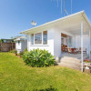 Отель Lorenzen Bay Bungalow - Raglan Holiday Home, фото 8