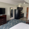 Отель Days Inn & Suites by Wyndham Cleburne TX, фото 4