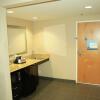 Отель Hampton Inn & Suites Charlotte Airport, фото 8