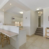 Отель Charming Noosa Heads Apartment; Laguna Bay Views - Unit 6 Taralla 18 Edgar Bennett Avenue, фото 7